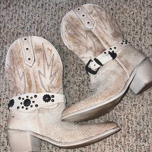 Circle G Women’s Crackled White Leather Cowboy Boots size 8 Buckled
